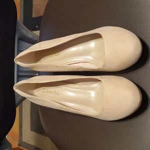 Dream Pairs Size 11 Closed toe- short heal, tan